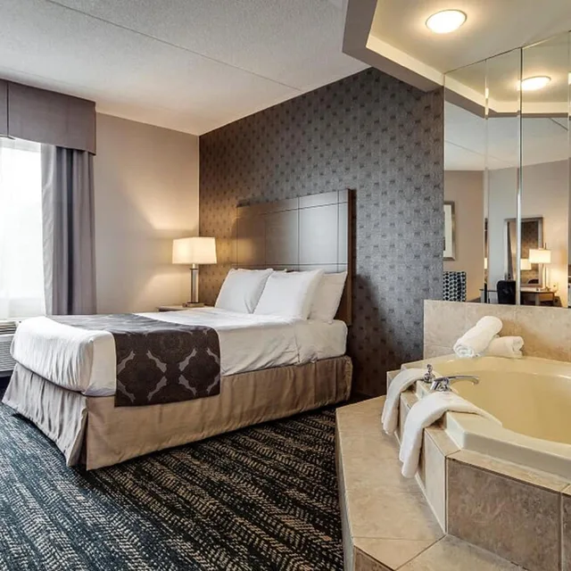 جناح بسرير كينج وسرير كوين بحوض جاكوزي، Monte Carlo Inn Brampton Suites 5/10