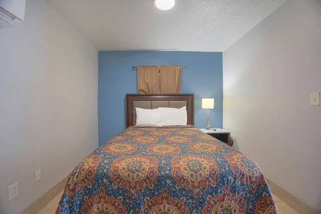 غرفة بسرير كوين بمطبخ صغير، Aladdin Motel By OYO Merritt Island 5/9