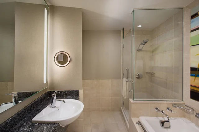 غرفة غراند بسرير كينج بإطلالة على النهر، JW Marriott Hotel Grand Rapids 6/8