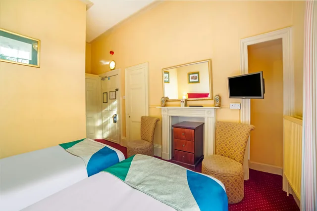 Standard Twin Room, OYO Bailbrook Lodge, Bath 3/4
