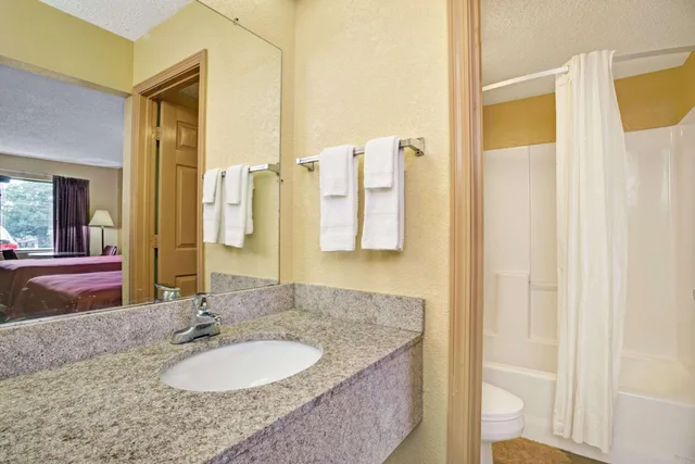 غرفة قياسية بسرير كينج للمدخنين، Travelodge By Wyndham Forest Park Atlanta South 3/4