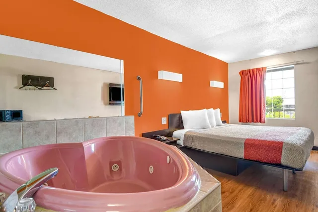 جناح بسرير كينج لغير المدخنين، Motel6 Calhoun, GA 6/8