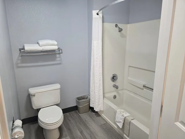 Suite, King Bed, Quality Inn & Suites Tulare CA 9/10