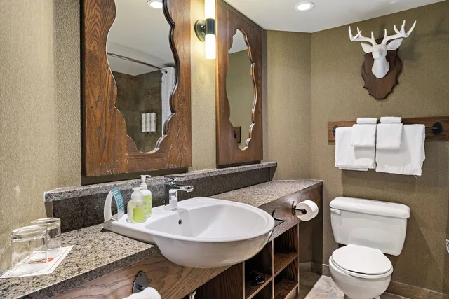 غرفة قياسية بسرير كينج، Banff Caribou Lodge & Spa 5/7