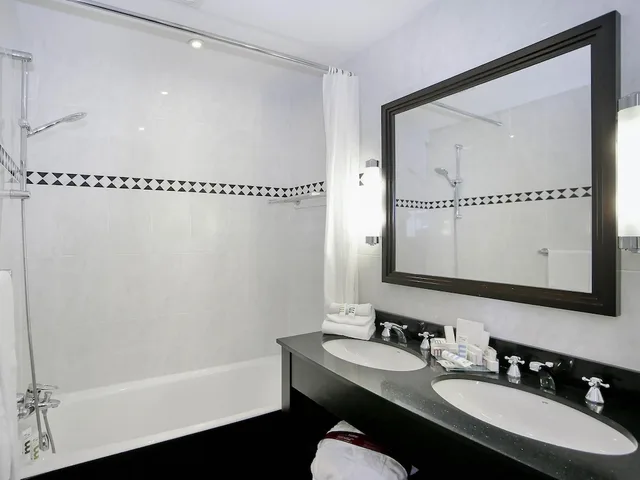 غرفة كلاسيكية بسرير كوين بإطلالة جزئية على البحر، Mercure La Baule Majestic 7/10