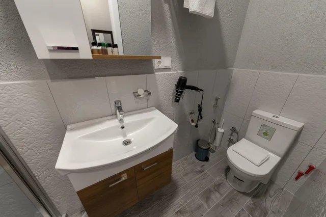 جناح بسرير كوين بإطلالة جزئية على البحر، Royal Taksim Suites 9/10