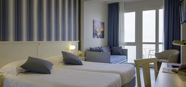 غرفة كومفورت رباعية بإطلالة على البحيرة، HOTEL SPLENDID PALACE 1/5