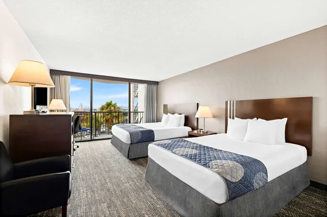 غرفة بسريرين كوين بشرفة، Best Western Yacht Harbor Hotel 2/4