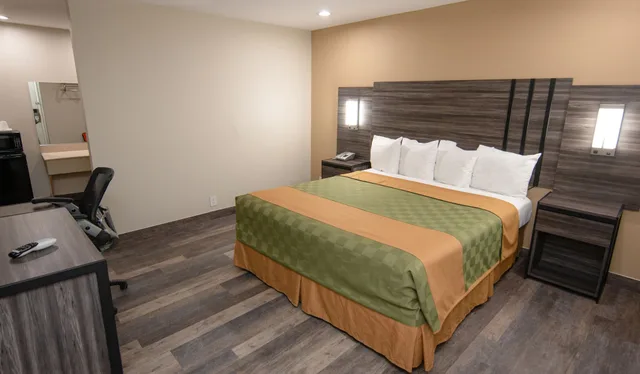 غرفة بسرير كينج، CROWN MOTEL 2/5