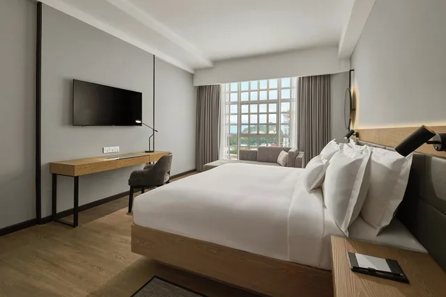 غرفة بريميوم بسرير كينج مع أريكة، AC Hotels by Marriott Ipoh 1/3