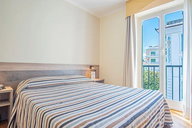 غرفة قياسية بسرير كوين بإطلالة على الفناء، Grande Albergo 1/7