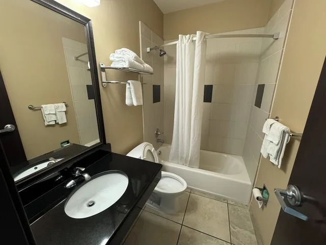 غرفة قياسية بسريرين كوين بإطلالة على المدينة، Cityview Inn And Suites 3/5