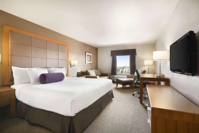 Room, Queen Bed, Accessible, Days Inn Calgary Airport 1/1