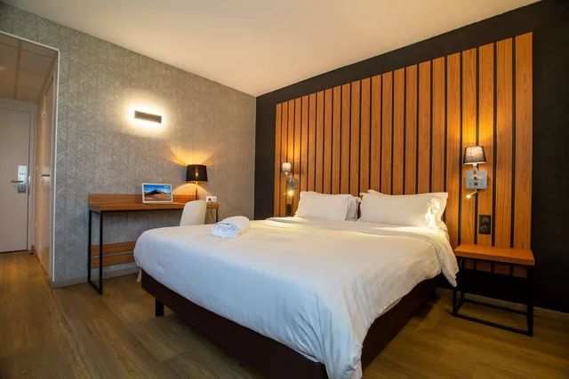 Junior Suite, Queen Bed, Bay View, Sofa، Best Western Cote des Sables Plouescat 2/6
