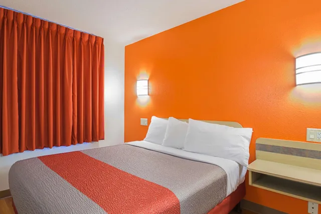 غرفة بسرير كينج وسرير كوين، Motel6 Whitby ON - Toronto East 3/10
