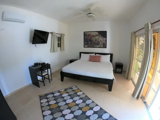 جناح ديلوكس بسرير كينج بإطلالة على المسبح بشرفة مع أريكة، Coral Blanco Hotel 2/3