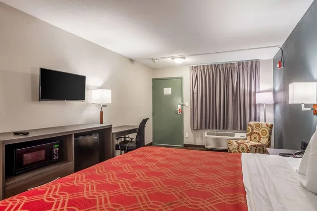 Room, King Bed, Econo Lodge East Ridge 1/4