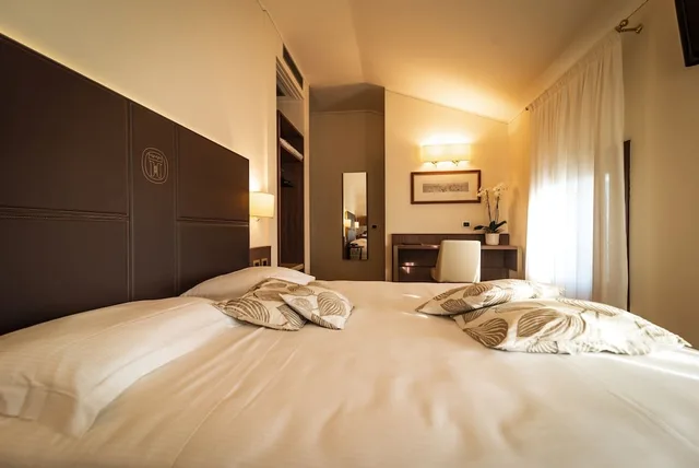 غرفة رباعية بسرير مزدوج وسريرين منفصلين، Alla Torre 1/5