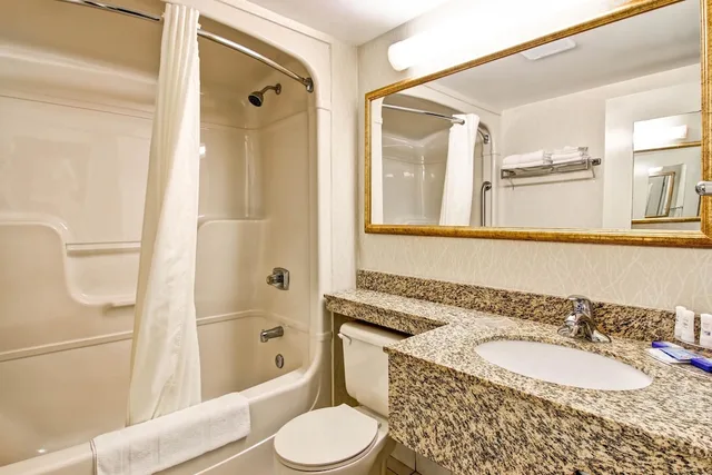 غرفة قياسية بسرير كينج، Quality Inn Kitchener, ON 5/6
