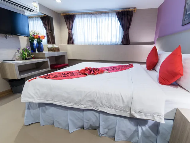 Deluxe, Queen Bed, Retro 39 Hotel 2/2