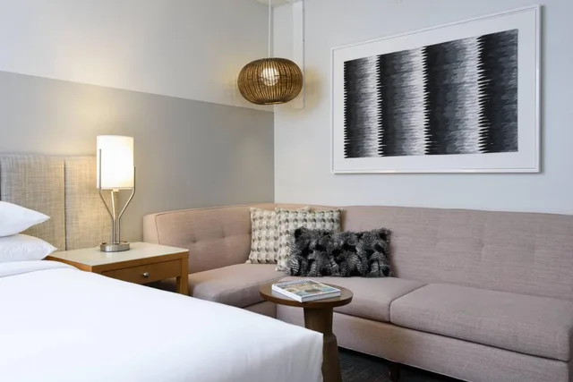 غرفة بسرير كينج بحوض استحمام لذوي الإعاقة، Renaissance Palm Springs 5/10