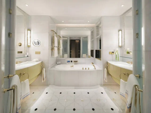 Grand, Bosphorus, Deluxe, 2 Double Beds, The Peninsula Istanbul 4/8