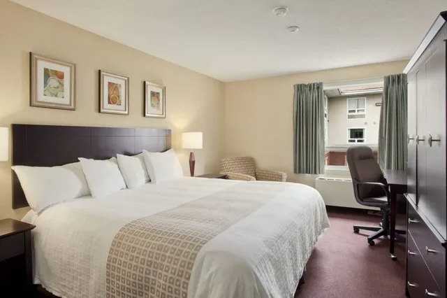 جناح ديلوكس بسرير كينج بغرفة نوم واحدة، Travelodge Hotel Sudbury 1/3
