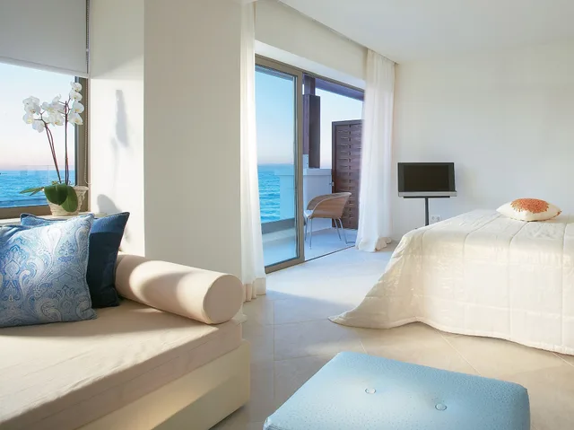 غرفة فاخرة بسرير كينج بإطلالة على البحر، Amirandes, A Resort to Live 4/10