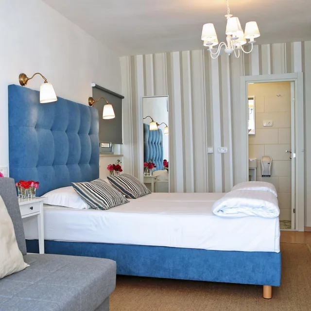 غرفة سوبيريور ثلاثية بإطلالة على البحر، HOTEL DELFIN 3/4