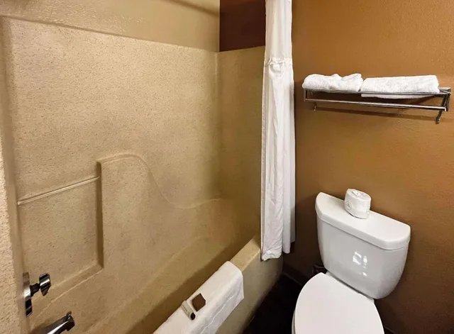 غرفة بسريرين كوين بمطبخ، Studio6 Memphis, TN – East Memphis 10/10