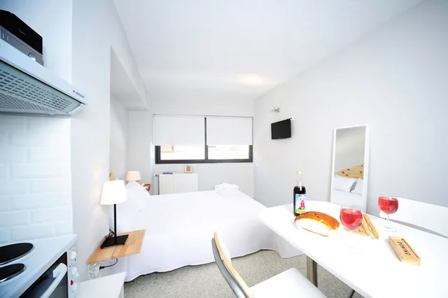 Blue, City, Studio, Queen Bed، Live In Athens Short Stay Apartments 5/10