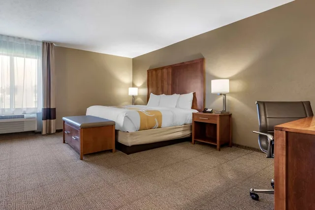 Upgrade, King Bed، Quality Inn Dover OH 1/4