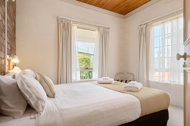 كوخ فاخر بسريرين كوين بغرفتي نوم، Swansea Cottages & Motel Suites 1/3