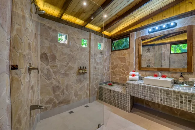 بنغل بسريرين كوين، Ylang Ylang Beach Resort 5/8