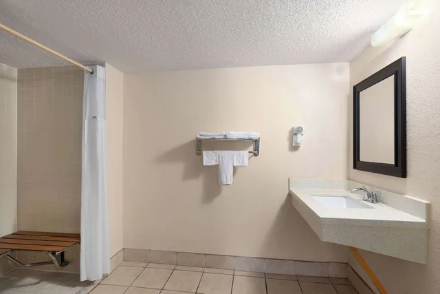غرفة بسرير كينج لذوي الإعاقة، Super 8 By Wyndham Fort Mitchell Cincinnati Area 4/5