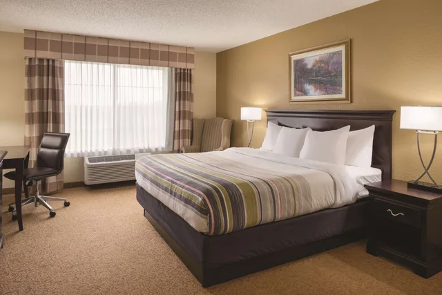 جناح بسرير كينج بغرفة نوم واحدة مع أريكة، Country Inn Suites By Radisson West Bend Wi 2/4