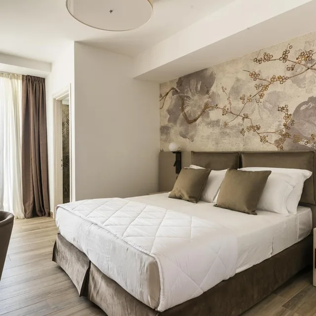 غرفة بسرير مزدوج أو سريرين منفصلين بإطلالة جزئية على البحر، Life Hotel 1/5
