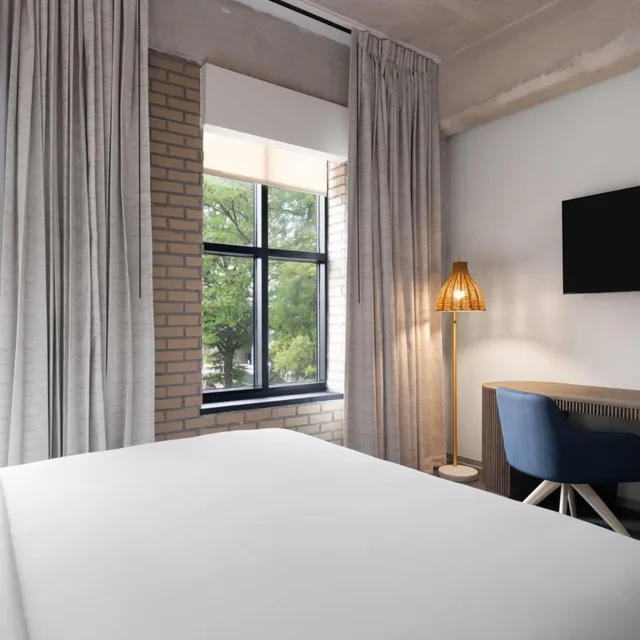 غرفة قياسية بسرير كينج وسرير كوين، Origin Atlanta, a Wyndham Hotel 1/2