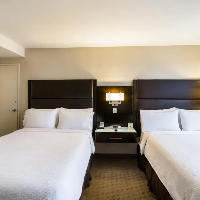 غرفة قياسية بسرير كينج وسريرين كوين بشرفة، Holiday Inn Vancouver Centre 3/10