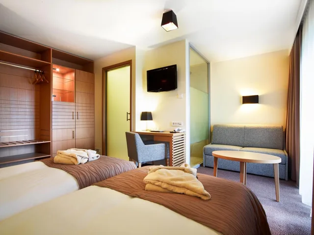 غرفة بسريرين منفصلين مع أريكة، Ana Hotels Sport Poiana Brasov 3/4