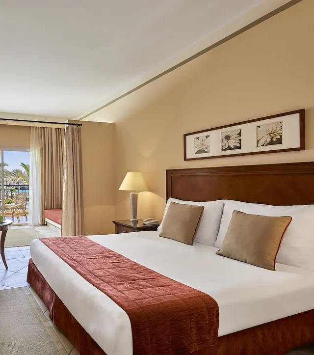 غرفة سوبيريور بسرير كوين بإطلالة على المسبح، Jaz Almaza Beach Resort, Almaza Bay 1/3