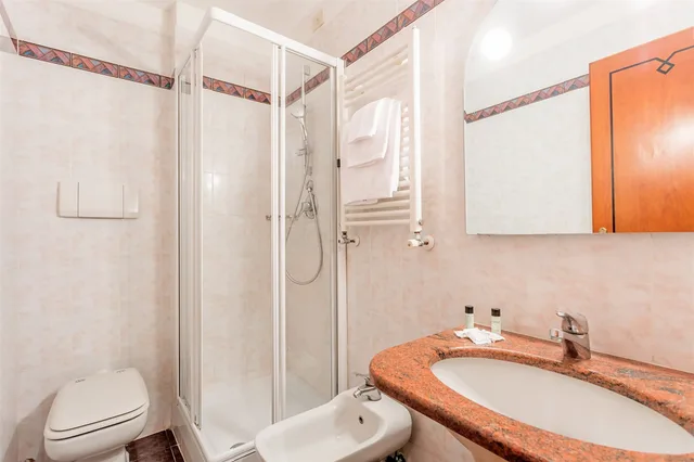 غرفة اقتصادية، Raeli Hotel Luce 3/3