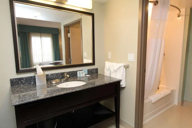 استوديو بريميوم بسرير كينج، Hampton Inn and Suites by Hilton St Johns Airport 2/2