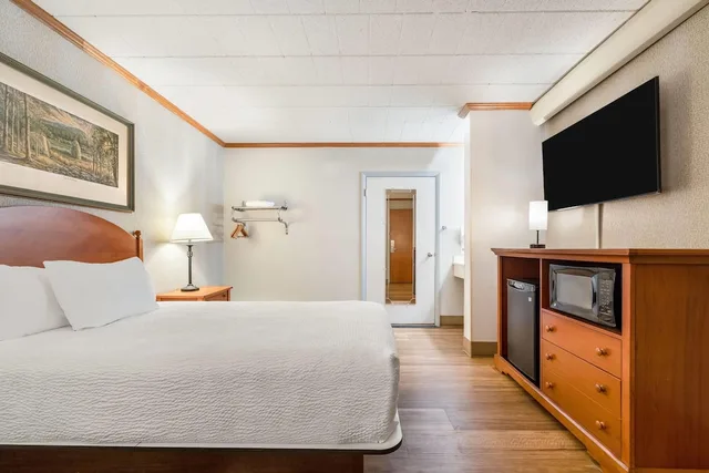 Traditional, Double Bed, Ground Floor, Accessible, Ramada by Wyndham State College Hotel & Conference Center 2/9