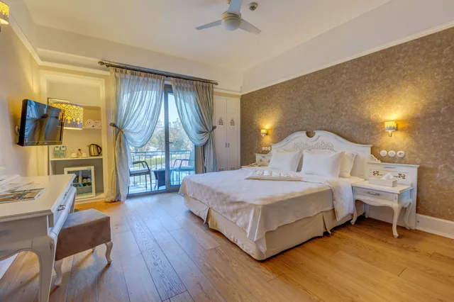 غرفة ديلوكس بسرير كوين بشرفة، Antmare Hotel 2/3