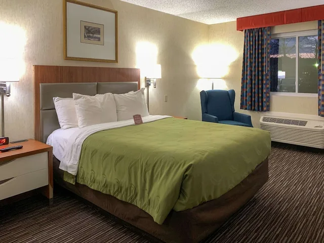 غرفة بسرير كوين لذوي الإعاقة، Quality Inn Near Toms River Corporate Park 1/3