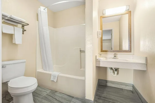 غرفة قياسية بسرير كينج، Days Inn by Wyndham Fort Wayne 4/5