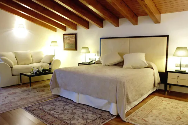 جناح جونيور بجاكوزي بحوض استحمام، Mirador de Dalt Vila Relais Chateaux 4/10