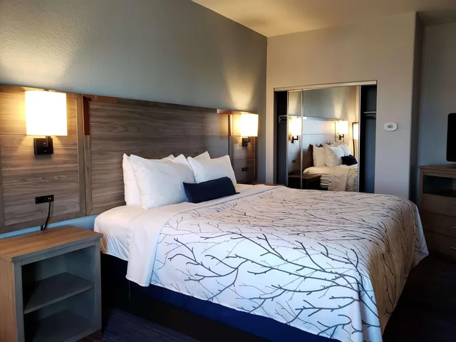 جناح بسرير كينج بغرفتين مع أريكة بمطبخ بحوض استحمام لذوي الإعاقة، Best Western Plus San Antonio East Inn and Suites 3/6