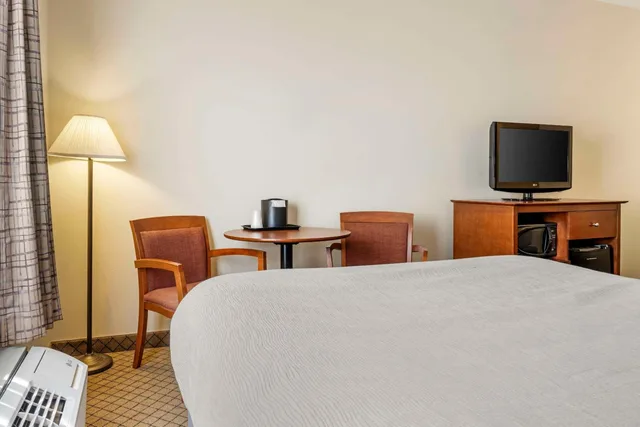 غرفة بسرير كوين مع أريكة، Quality Inn Airport Dieppe 4/7